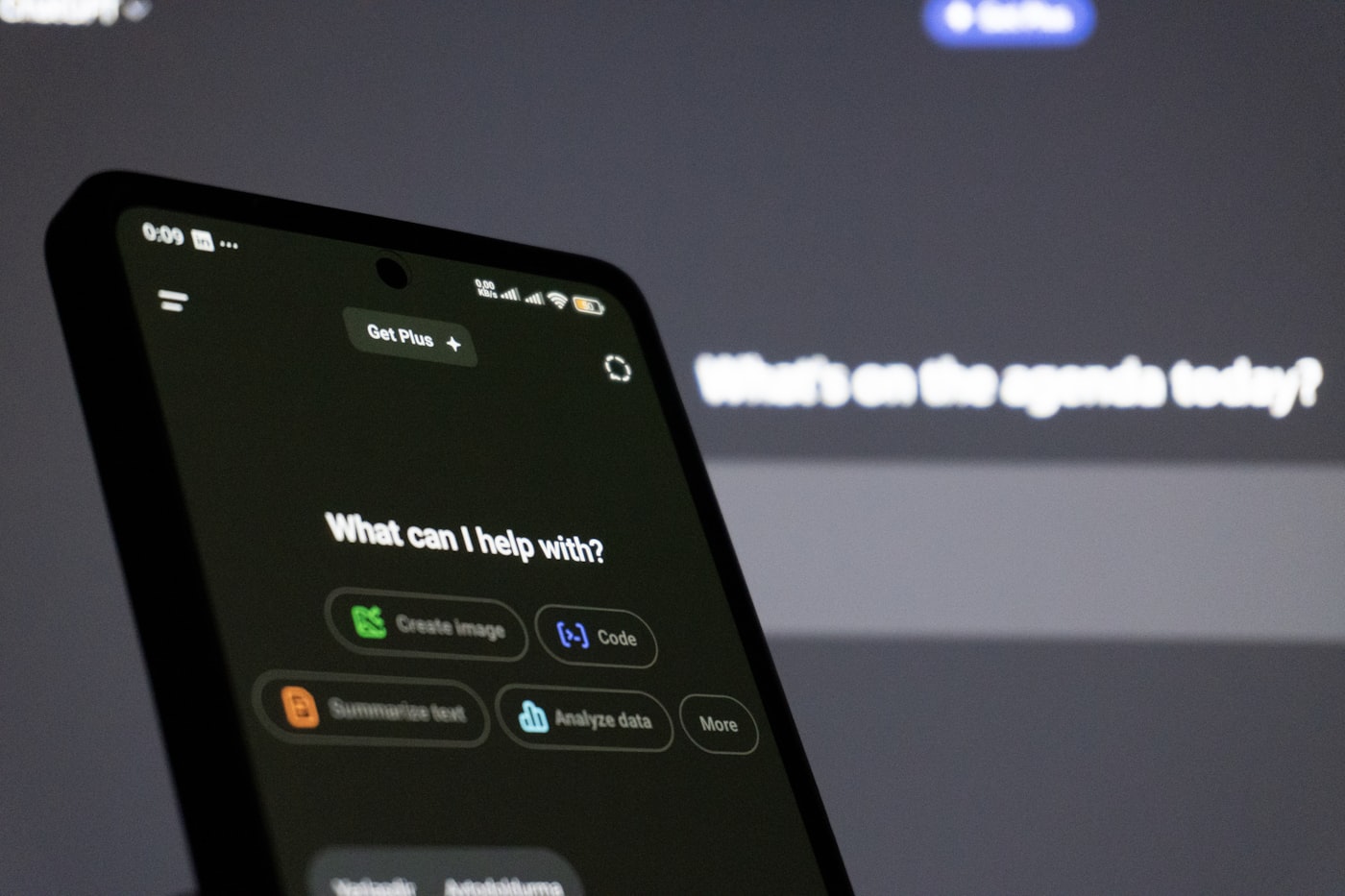Giao diện trợ lý AI trên smartphone hỗ trợ chăm sóc khách hàng
