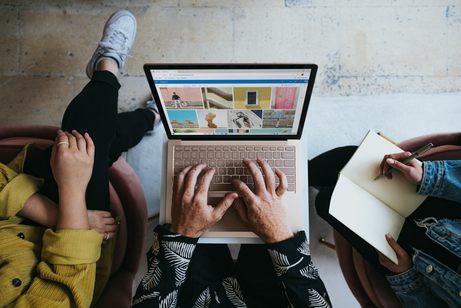 đội ngũ marketing làm việc với công cụ quản lý KOC