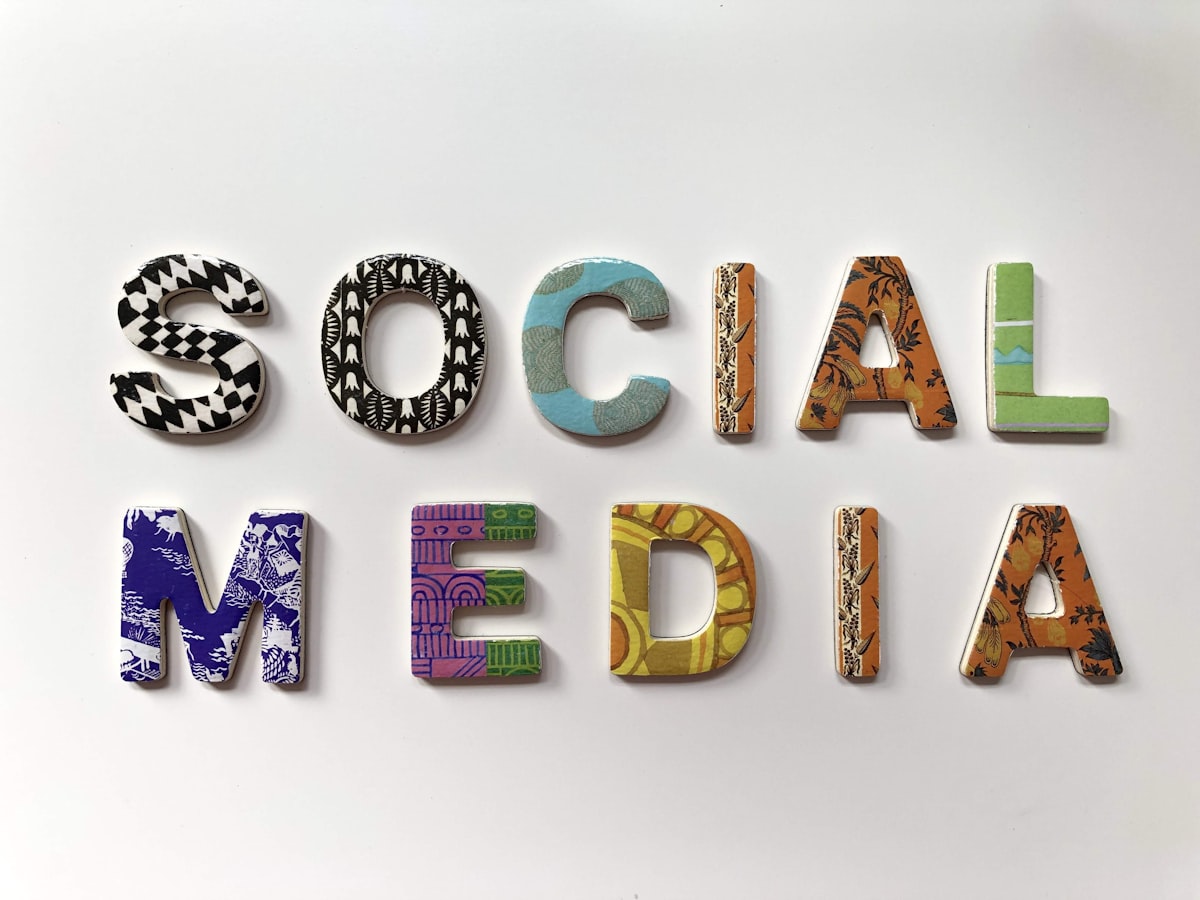 Biểu tượng các nền tảng mạng xã hội minh họa cho chiến lược quản lý tài khoản Facebook